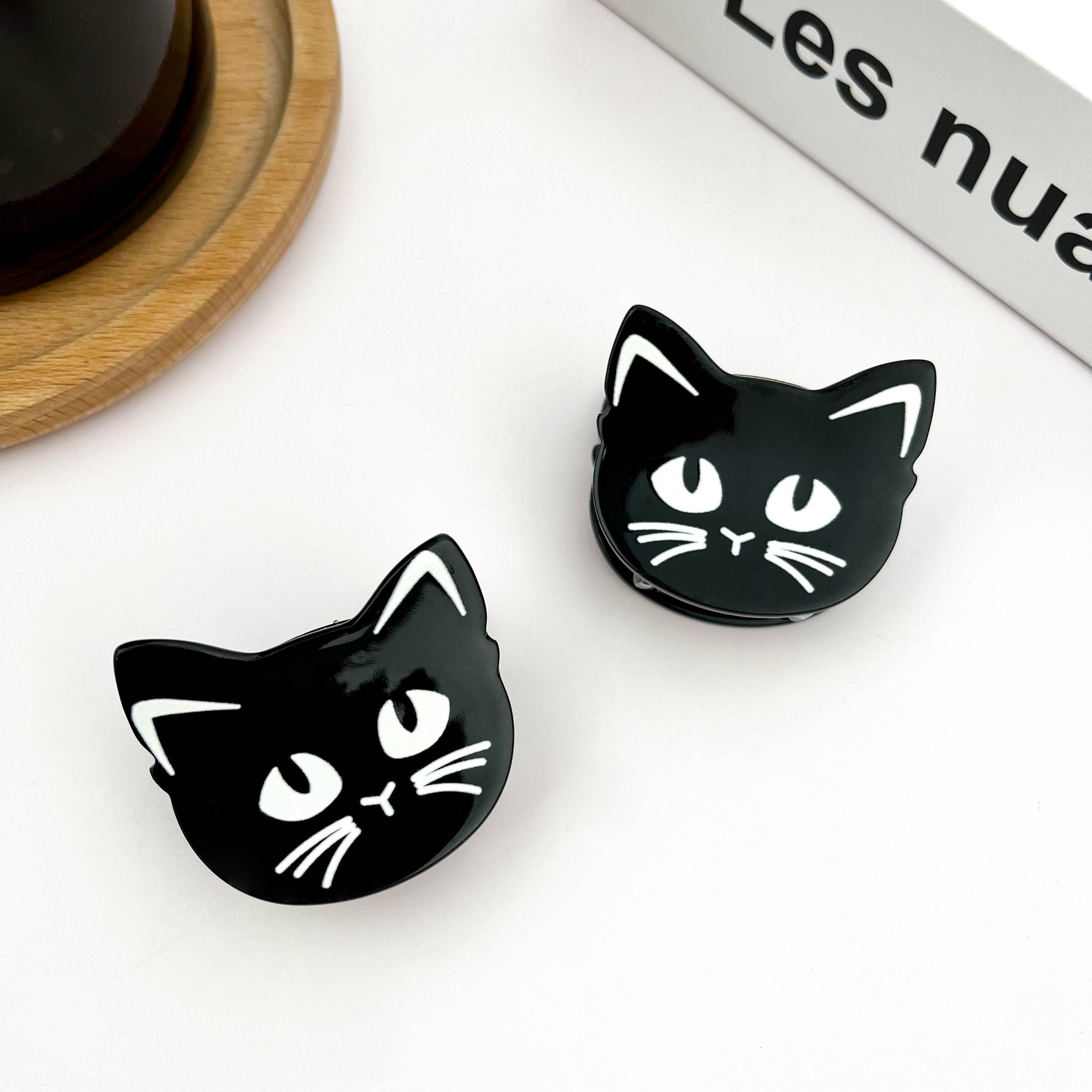 Eye Roll Cat Claw