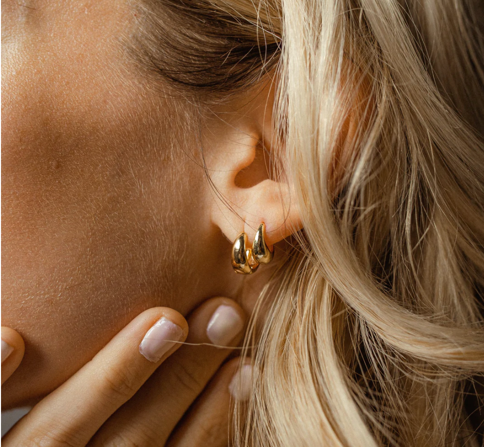 Elongated Nugget Huggie