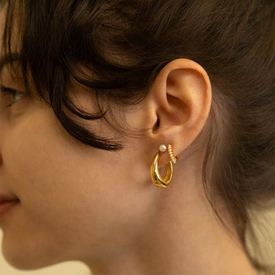 Pearl huggie earrings 10mm